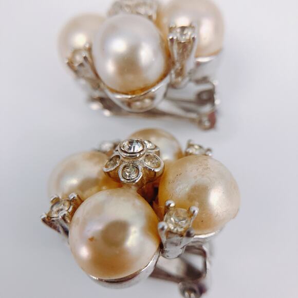 Vintage Signed Marvella Creamy Faux Pearl 50s Mid Century Cluster Clip Earrings - Picture 4 of 7